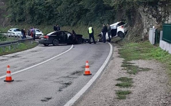 Teška nesreća na putu Tuzla - Sarajevo: U žestokom sudaru vozila povrijeđene dvije osobe