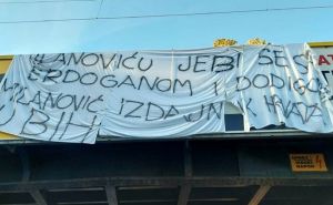 Na nadvožnjaku u Zagrebu osvanuo transparent:: "Milanoviću, je*i se s Erdoganom i Dodikom"