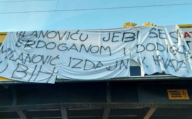 Na nadvožnjaku u Zagrebu osvanuo transparent: "Milanoviću, je*i se s Erdoganom i Dodikom"