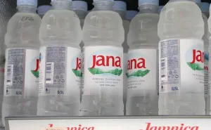 Sramota u Dalmaciji: Gost snimio konobaricu kako ulijeva vodu iz slavine u boce Jane