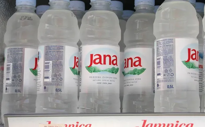 Sramota u Dalmaciji: Gost snimio konobaricu kako ulijeva vodu iz slavine u boce Jane