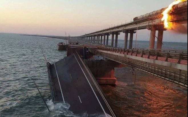 Troje poginulo u eksploziji na Krimskom mostu. Iz Ukrajine poruka: 'Sunce sviće, most lijepo gori'