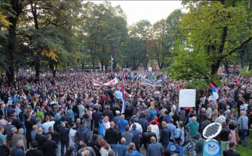 Njemački medij: Zašto niko ne postavlja pitanje šta je to što opozicija u RS traži na protestima?