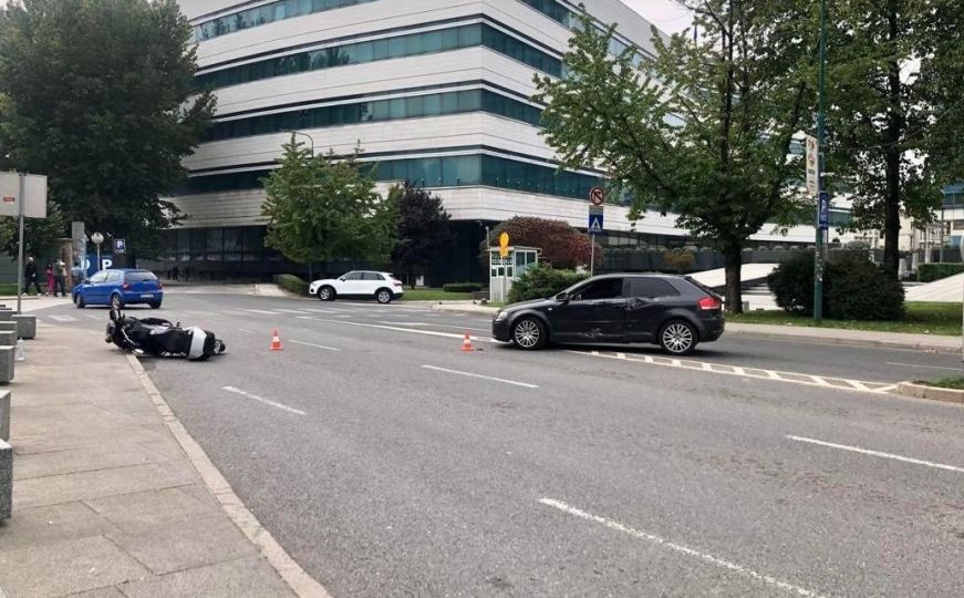 Saobraćajna nesreća u centru Sarajeva: Oboren motociklista, prebačen na KCUS