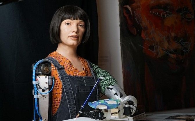 Robotica Ai-Da se obratila britanskom parlamentu: "Iako nisam živa, stvaram umjetnost"