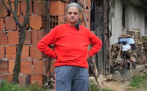 Težak život bh. građana: Nihada cijepa drva, bere gljive da bi preživjela u ruševnoj kući