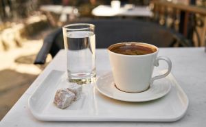 Znate li zašto se uz kafu servira čaša vode?