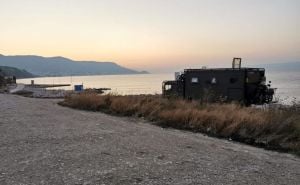 Neobičan prizor u Splitu: Na plažu parkirali oklopno vozilo