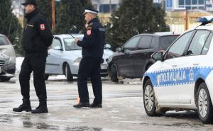 Deset osoba u Bratuncu presrelo policajca i brutalno ga pretuklo palicama