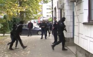 Pogledajte privođenje osumnjičenih da su pretukli policajca u Bratuncu