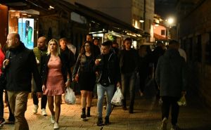 Iako je nedjelja navečer te 13 stepeni: Sarajevo krcato turistima