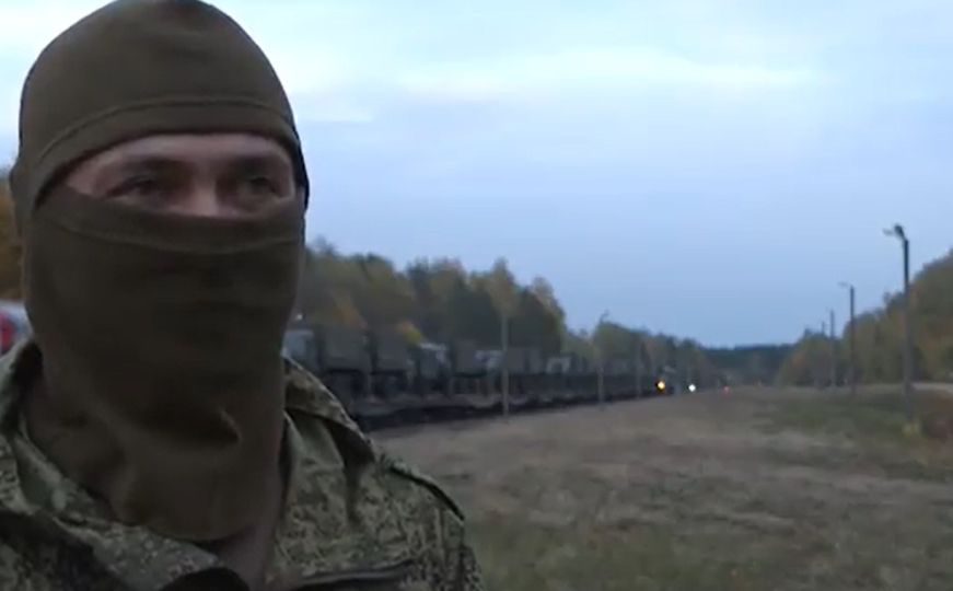 Zastrašujući prizori kolone ruskih tenkova i borbenih vozila: Otkriveno šta sve šalju u Bjelorusiju