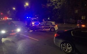 Udes u Sarajevu: Policijski automobil teško oštećen, ima povrijeđenih