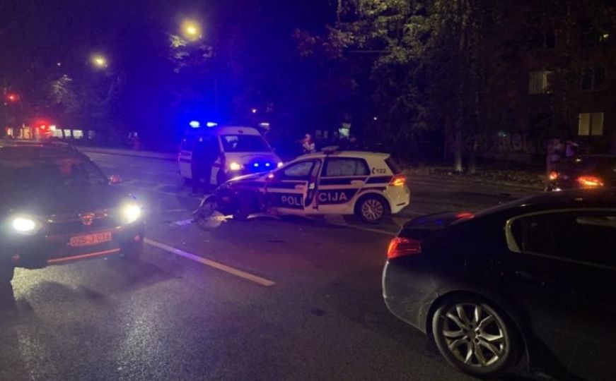 Udes u Sarajevu: Policijski automobil teško oštećen, ima povrijeđenih