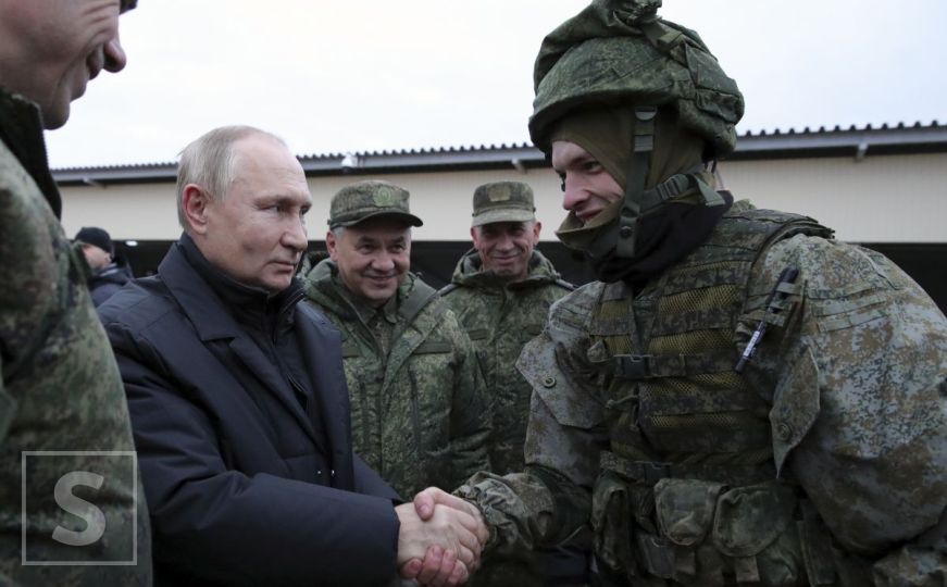 Putin obišao mobilizirane vojnike: Tapšao ih po ramenu i poželio im sreću u ratu