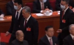Šokantan snimak: Bivšeg predsjednika Kine nasilno odveli usred kongresa