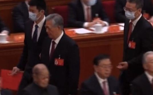 Šokantan snimak: Bivšeg predsjednika Kine nasilno odveli usred kongresa