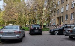 Slučaj na Grbavici: "Parking papak" zagradio vozila ispred zgrade