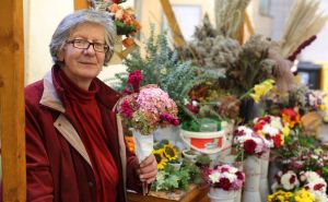 Priča o Nermini, ženi koja 35 godina prodaje domaće cvijeće na Markalama: "Hranim duše i srca"