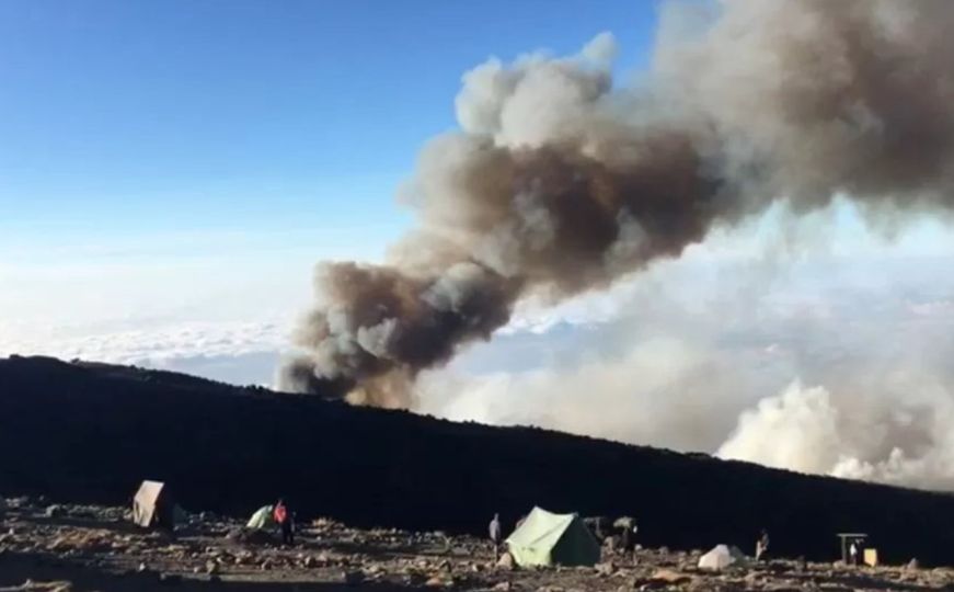 Požar danima harao Kilimandžarom, gasilo ga više od 500 ljudi
