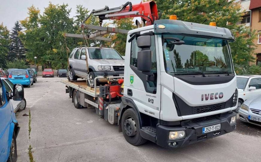 Oslobađanje parking mjesta: U Sarajevu traje akcija premještanja napuštenih vozila