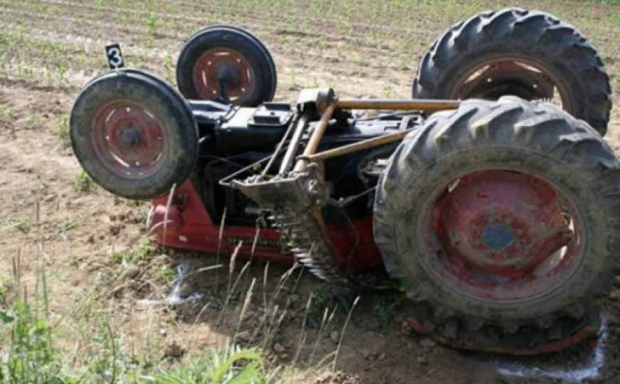 Saobraćajna nesreća kod Kalesije: Traktor sletio sa puta, povrijeđen vozač