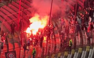 Turski navijači divljali na stadionu u Beogradu: Čupali stolice i palili ih
