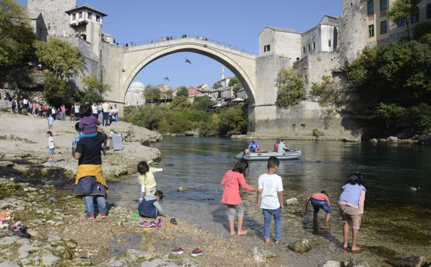 Ono kad se jesen 'maskira' u proljeće: Turisti u Mostaru jedu sladolede i hlade se u Neretvi