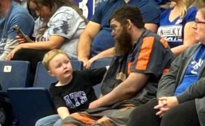 Slika iz SAD postala viralna: Rudar ravno s posla odveo dijete na njegovu prvu utakmicu