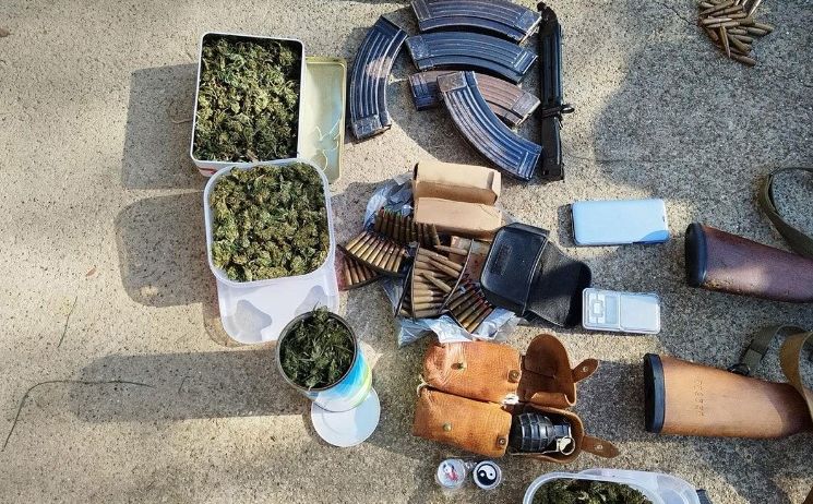 Pretres u Bosanskoj Gradišci: Pronađen arsenal oružja, oduzeto više od 1,4 kilograma marihuane