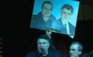 Sramne scene s protesta opozicije RS: Muškarac izašao na binu sa slikom Mladića i Karadžića