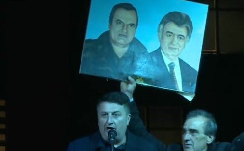 Sramne scene s protesta opozicije RS: Muškarac izašao na binu sa slikom Mladića i Karadžića