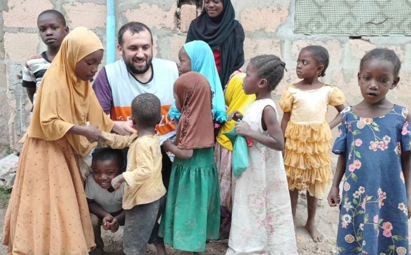 Udruženje Pomozi.ba pomaže djeci Zanzibara: "Tamo su djeca bosa, ko ima cipele pravi je sretnik"