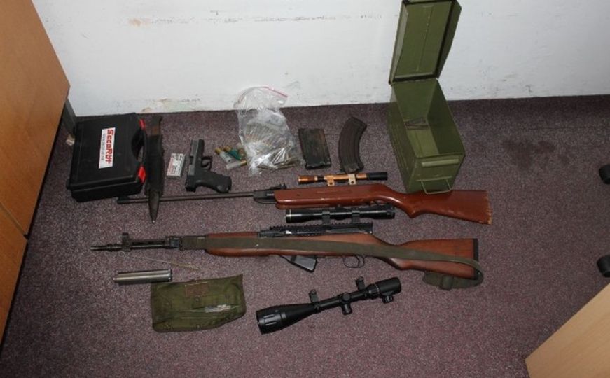 Policija u Jajcu pretresla vikendicu 20-godišnjaka i pronašla brojno naoružanje