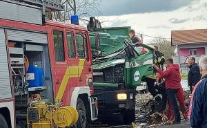 Tragedija u Bihaću: Drvo palo na kamion, vozač poginuo