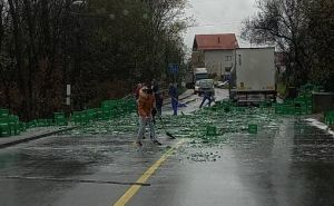 Nesvakidašnja nesreća kod Živinica: Iz kamiona ispala paleta piva po cesti