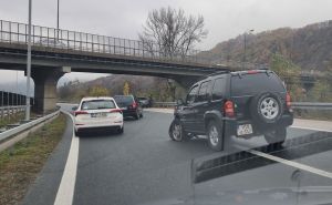 Saobraćajna nesreća na autoputu kod Sarajeva, usporen saobraćaj