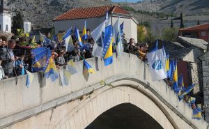 Skok bez aplauza, cvijeće u Neretvi: Obilježena 29. godišnjica rušenja Starog mosta
