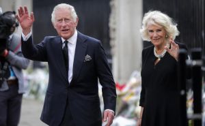 Skandal u Engleskoj: Kralj Charles gađan jajima