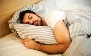 Na kojoj strani biste trebali spavati za bolje zdravlje mozga