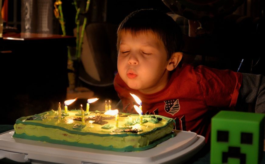 Dječak rođen 11. 11. 2011. u 11:11 danas slavi 11. rođendan. Dobio je - 11 poklona
