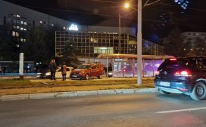 Saobraćajna nesreća na Dolac Malti, automobil završio na tramvajskoj stanici