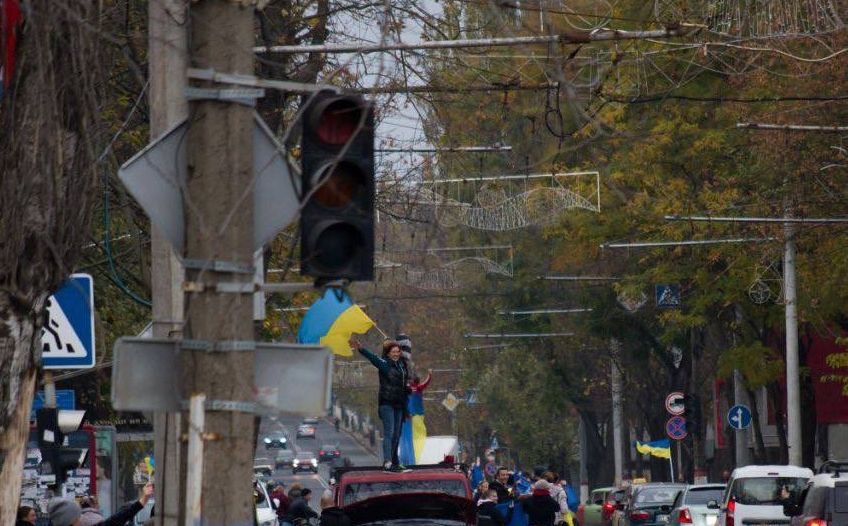Građani oslobođenog Hersona slave na ulicama: Nemamo ni struje ni vode, ali nije nas briga