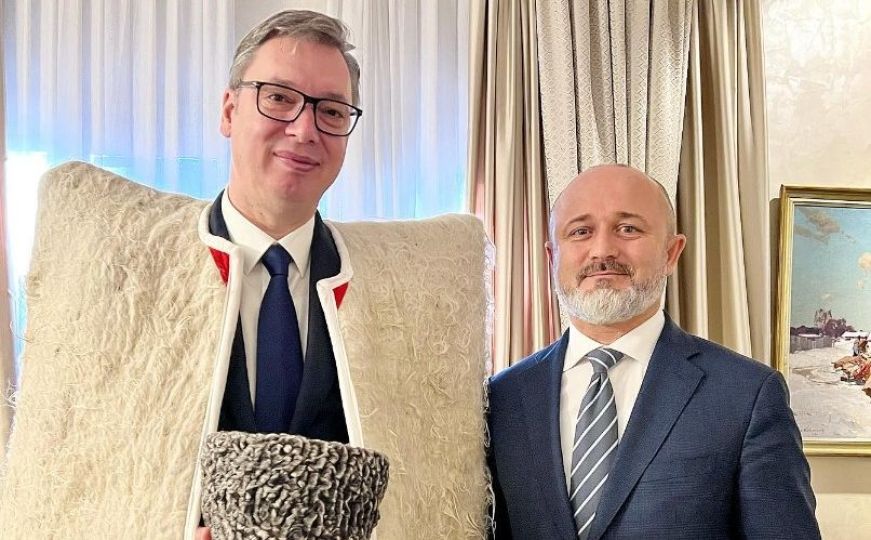 Vučić se sastao sa savjetnikom Kadirova i obukao se kao Čečen: O susretu nije rekao ni riječi