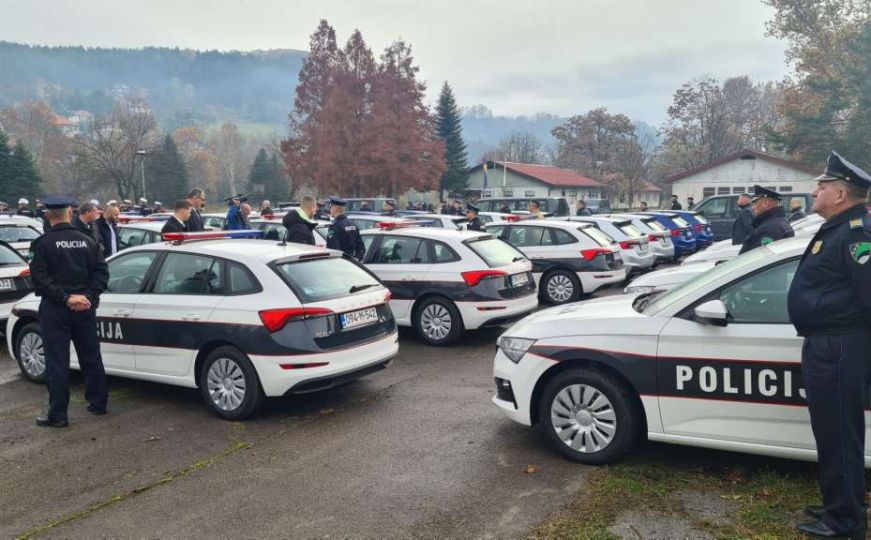 Policiji Tuzlanskog kantona isporučeno 45 novih vozila: Od ponedjeljka na ulicama i dva presretača