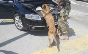 Kontrola kod Donjeg Vakufa: Ugledali policiju pa iz VW Bube izbacili pola kilograma spida