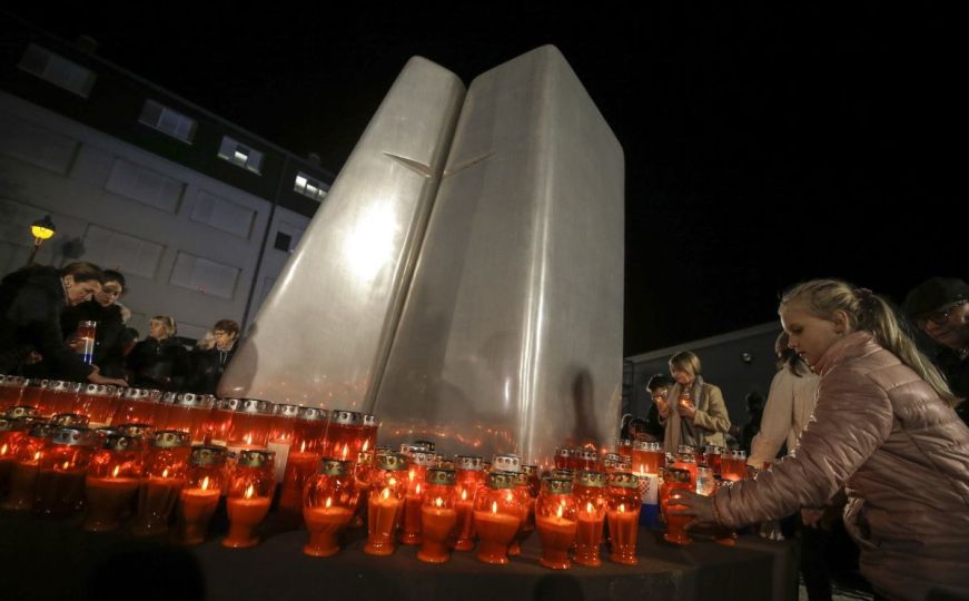 Tužno sjećanje na pad grada: Molitva i svijeće u krugu vukovarske bolnice