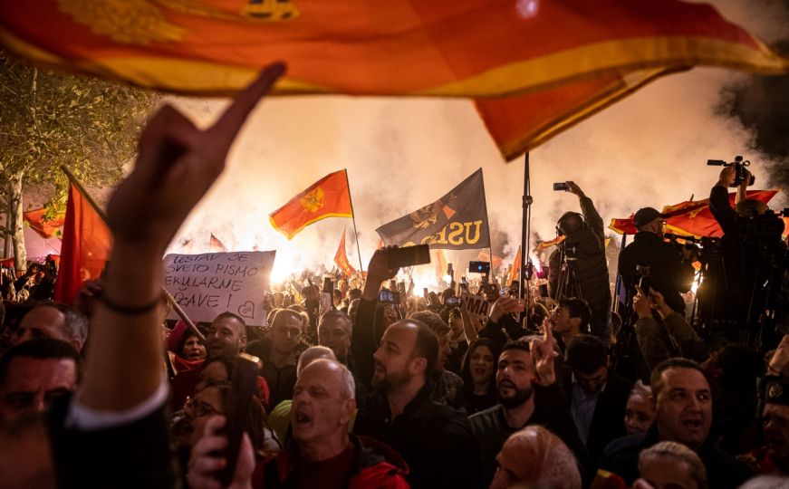 Hiljade građana na protestu u Podgorici tražilo vanredne parlamentarne izbore