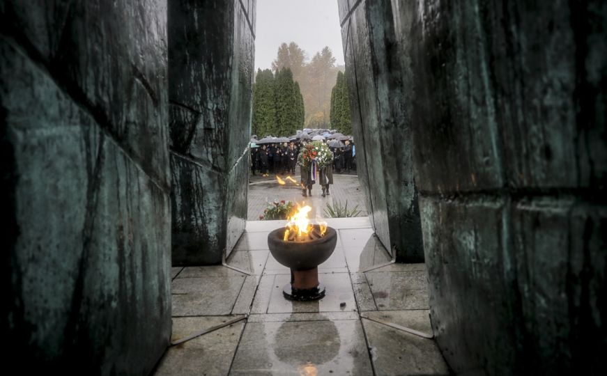 Obilježen Dan sjećanja u Vukovaru: Položeno cvijeće i služena misa na Memorijalnom groblju