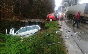 Nova teška nesreća na bh. putevima: U žestokom sudaru automobila i kamiona povrijeđene dvije osobe